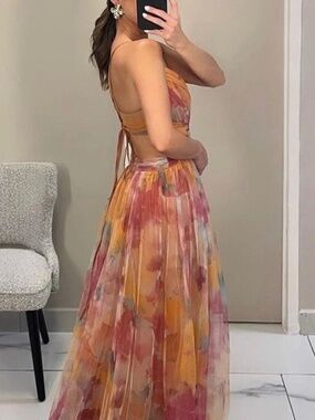 Cindy Beautiful Floral Print Maxi dress Medium NWOT